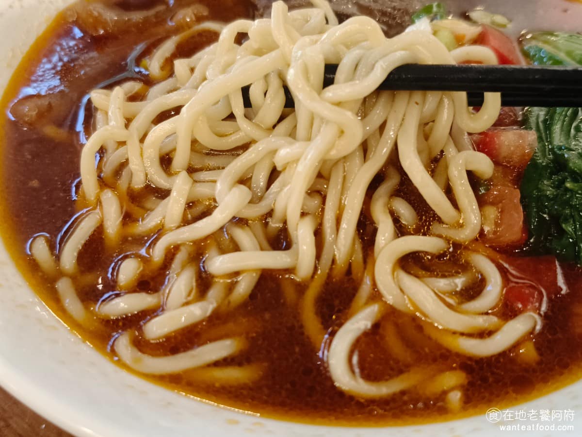 18冠軍牛肉麵台北內湖店 18冠軍牛肉麵台北內湖店菜單 18冠軍牛肉麵台北內湖店推薦 美食 麵條用的是白麵,但有點接近拉麵的口感,吃起來帶一點Q彈,因為煮得很軟,所以非常容易吸附湯汁,吃起來非常的順口。 @在地老饕阿府