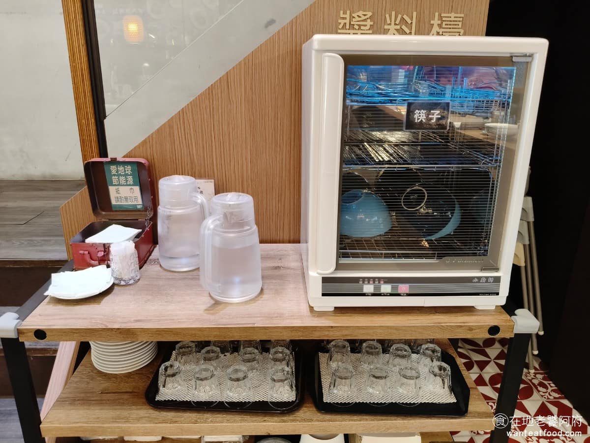 18冠軍牛肉麵台北內湖店 18冠軍牛肉麵台北內湖店菜單 18冠軍牛肉麵台北內湖店推薦 美食 餐具是自取的,店內還有提供免費的開水,可以飲用。 @在地老饕阿府