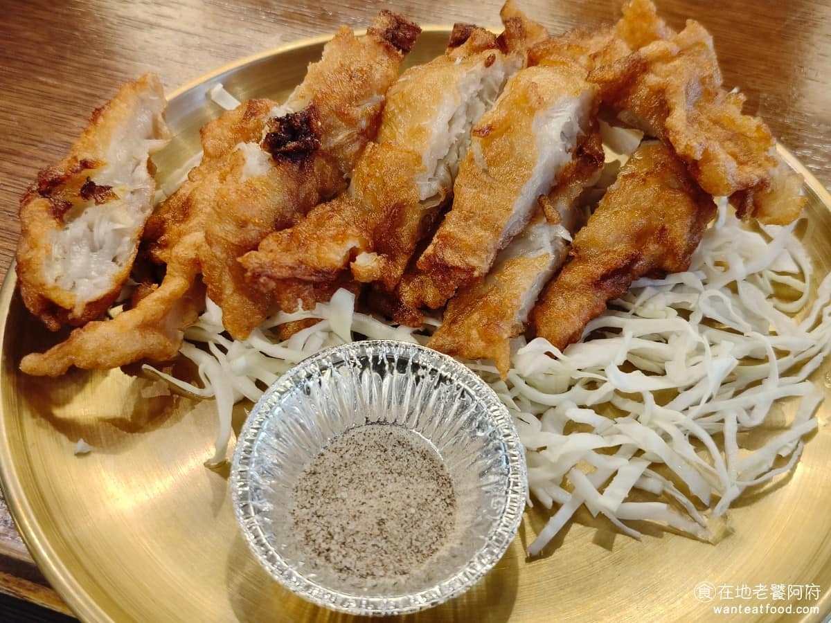 18冠軍牛肉麵台北內湖店 18冠軍牛肉麵台北內湖店菜單 18冠軍牛肉麵台北內湖店推薦 美食 炸牛蒡天婦羅 70 元一份,份量比炸花枝丸多不少,只貴 10 元 CP 值卻高很多,是這幾樣炸物裡比較推薦點的。外皮酥脆裡面的天婦羅不會太硬,吃得到滿滿的牛蒡絲,口感紮實。 @在地老饕阿府