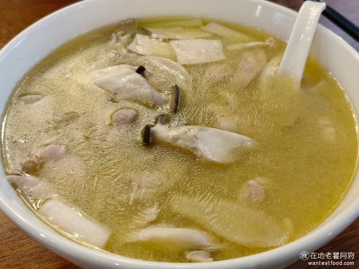 18冠軍牛肉麵台北內湖店 18冠軍牛肉麵台北內湖店菜單 18冠軍牛肉麵台北內湖店推薦 美食 百菇雞湯麵 雞骨熬成的白湯,上面浮著明顯的一層油,不是清爽系雞湯,喝起來偏鹹偏濃郁,雞湯香氣很足,味道給得夠,搭配六種菇類,跟去骨雞腿肉,雞肉軟嫩到沒話說。 @在地老饕阿府