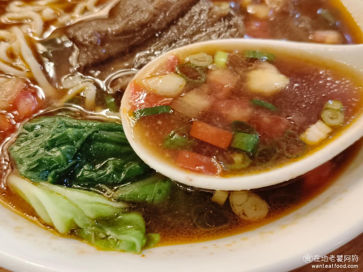 18冠軍牛肉麵台北內湖店 18冠軍牛肉麵台北內湖店菜單 18冠軍牛肉麵台北內湖店推薦 美食 湯頭不走重口味路線,幾乎沒有中藥味,和傳統台式的做法略有不同,因為加了番茄,反而增添了蔬果的甜味,吃得出高級感,也可加點店家特製的辣椒醬,湯頭層次會更明顯。 @在地老饕阿府