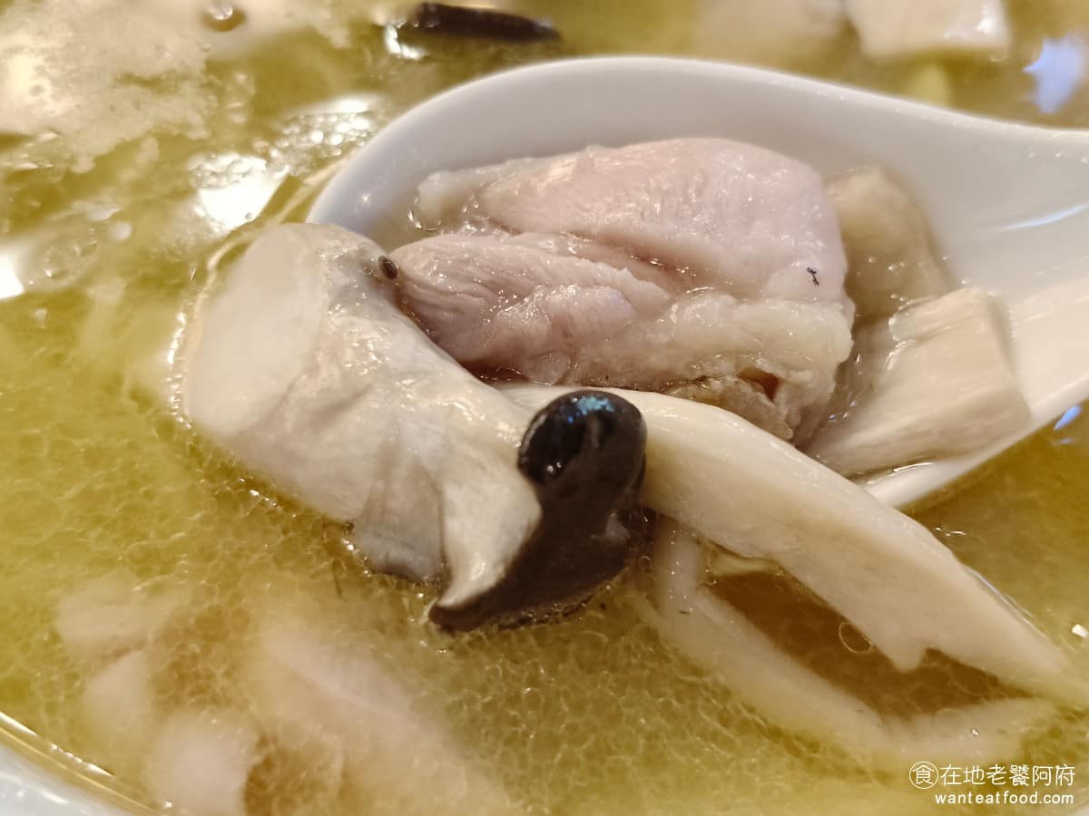 18冠軍牛肉麵台北內湖店 18冠軍牛肉麵台北內湖店菜單 18冠軍牛肉麵台北內湖店推薦 美食 雞腿肉不只是口感好,醃製的也非常入味,而且雞腿肉幾乎每一塊都有連皮,外皮也非常Q彈,也是完全去骨的,真的好吃到無可挑剔,感覺比牛肉麵還吸引人。 @在地老饕阿府