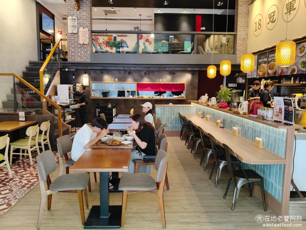 18冠軍牛肉麵台北內湖店 18冠軍牛肉麵台北內湖店菜單 18冠軍牛肉麵台北內湖店推薦 美食 內湖店採兩層樓挑高設計,走的是簡約俐落的風格,跟通化街本店的老宅格局很不一樣,空間感更開闊,也有吧檯座位可以選擇。 @在地老饕阿府