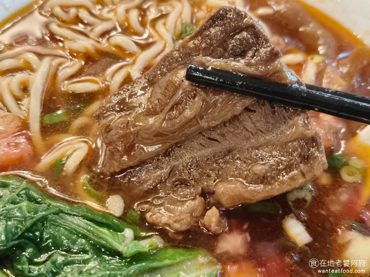 18冠軍牛肉麵台北內湖店 18冠軍牛肉麵台北內湖店菜單 18冠軍牛肉麵台北內湖店推薦 美食 牛肉用的是美國大塊牛腱心,肉質選得好,吃起來完全不會硬,一口咬下軟嫩到入口即化這點很不錯,牛筋燉得很軟,膠質感十足。 @在地老饕阿府