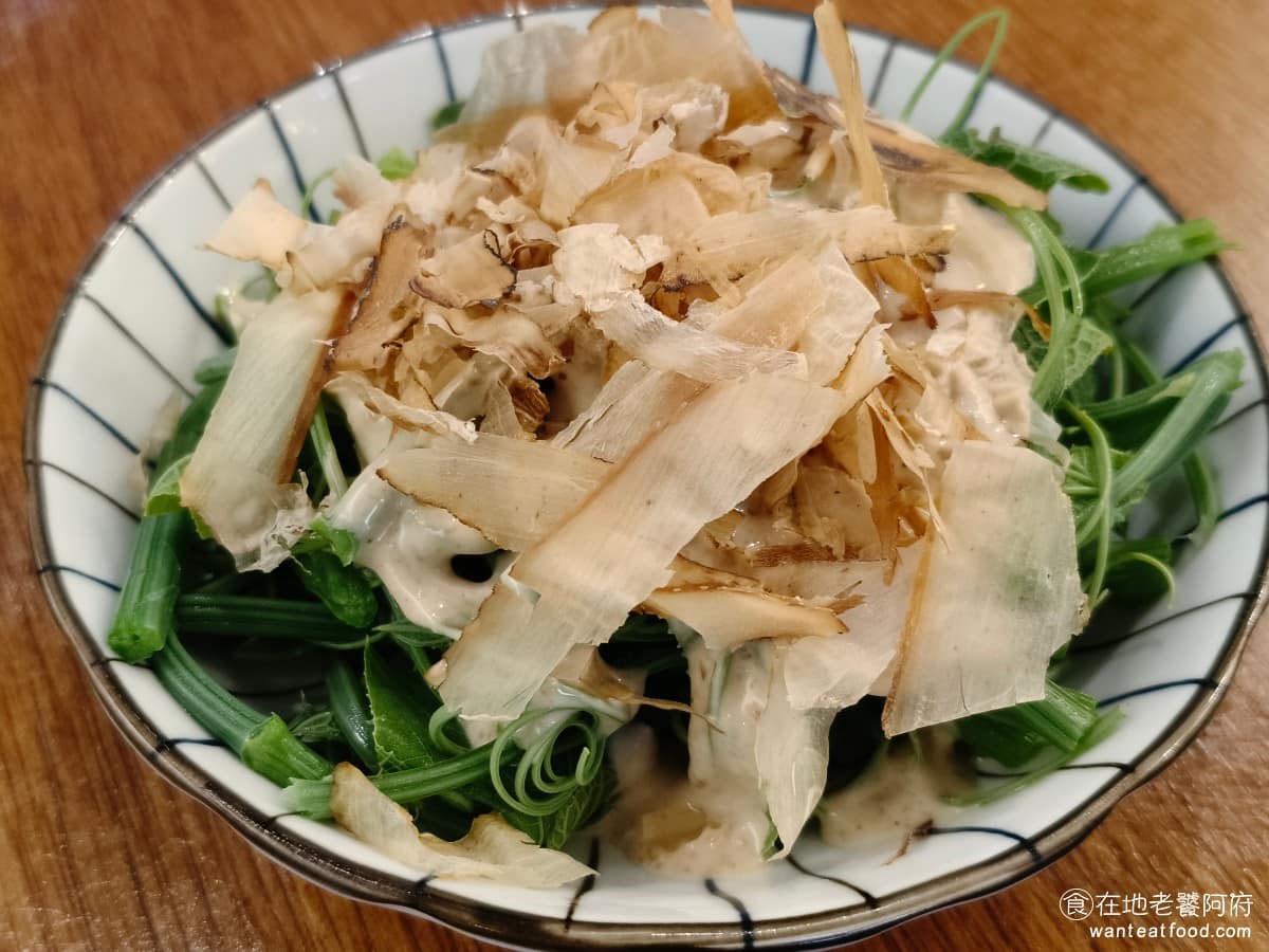 18冠軍牛肉麵台北內湖店 18冠軍牛肉麵台北內湖店菜單 18冠軍牛肉麵台北內湖店推薦 美食 龍鬚菜 份量給得很足,上面撒了大量柴魚片,柴魚片下面淋滿胡麻醬,口感脆但不會硬到咬不動,胡麻醬味道不會太鹹,整體吃起來走清爽路線,是店裡少數的蔬菜類選項。 @在地老饕阿府