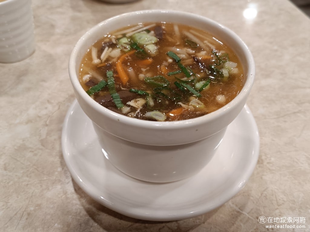 古北饕Goodbeitao_旗艦店 古北饕菜單 古北饕推薦 古北饕評論 中正區美食 善導寺美食 酸辣湯 酸辣湯的味道也非常不錯，帶有微微的酸味以及辣味，喝起來也非常下飯，還好我們點的是80元的小碗，這樣的份量就已經夠我們喝了 @在地老饕阿府