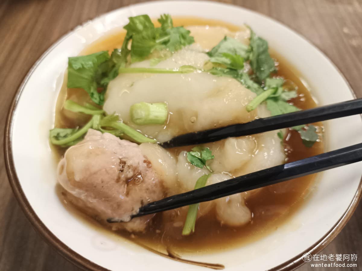 高雄許肉圓 高雄許肉圓菜單 高雄許肉圓價格 松山區美食 松山美食 台灣小吃 肉圓 四神湯 清蒸肉圓 肉圓的肉餡使用的是溫體豬肉，主要都是瘦肉，肥肉的比例比較低，肉餡都有醃製過，所以吃起來鹹度也非常夠。內餡的口感也很軟，吃起來不會硬，也不會乾。以清蒸肉圓來說，這樣的內餡我非常喜歡。 @在地老饕阿府