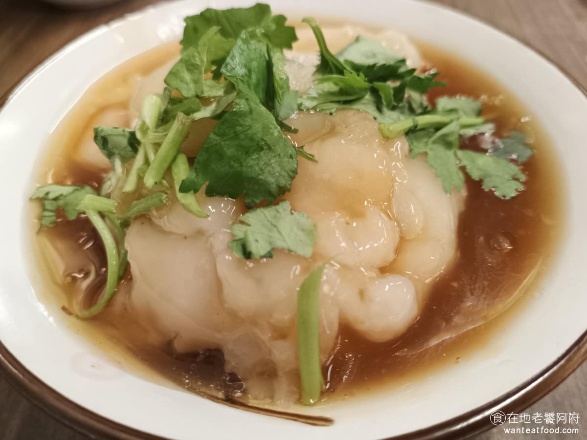 高雄許肉圓 高雄許肉圓菜單 高雄許肉圓價格 松山區美食 松山美食 台灣小吃 肉圓 四神湯 清蒸肉圓 肉圓的醬汁吃起來甜甜鹹鹹的，完全不會黏稠，上面加了蒜泥和香菜，吃起來蒜味蠻重的，這樣的口味個人非常喜歡。 @在地老饕阿府