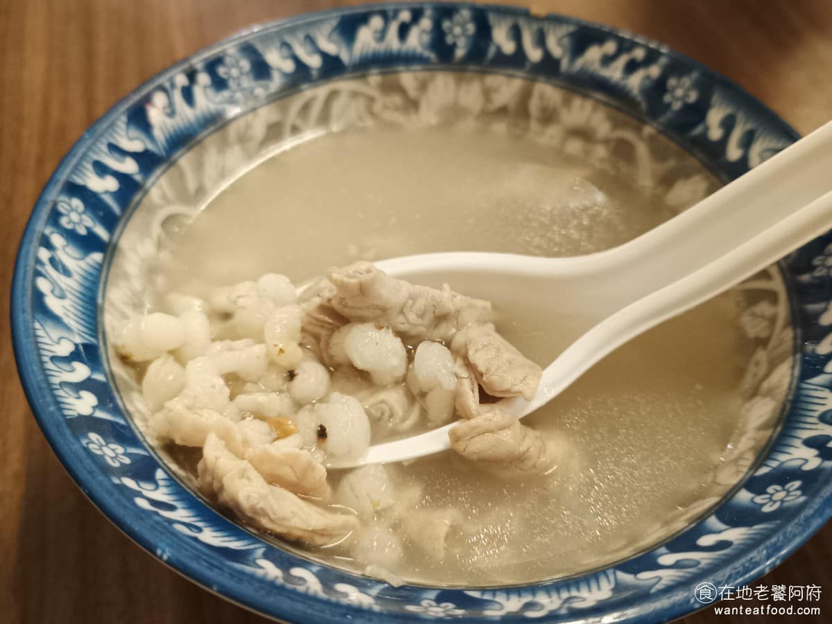 高雄許肉圓 高雄許肉圓菜單 高雄許肉圓價格 松山區美食 松山美食 台灣小吃 肉圓 四神湯 清蒸肉圓 大腸的口感也非常棒，吃起來非常的軟，腸子的肥油也都有剔除，吃起來完全沒有腥味。搭配的肉圓吃，真的一口接著一口，如果湯不夠，還可以請老闆娘幫你加湯。如果肉圓吃完了，剩下一些醬汁，還有客人會請老闆娘幫他加清湯，加到肉圓的醬汁裡，搭配著一起喝，味道也超棒，就和吃完甜不辣喝湯是一樣的。 @在地老饕阿府