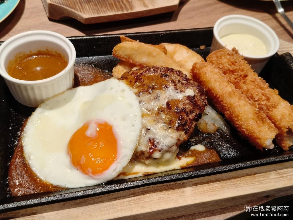 橫濱牛排台北松菸誠品店 橫濱牛排台北松菸誠品店菜單 橫濱牛排台北松菸誠品店推薦 信義區美食 起司雙醬漢堡排 漢堡排口感偏鬆軟，不是紮實型的肉排風格，多蜜醬甜鹹口味，小孩接受度高，如果主要是想大口吃肉，漢堡排的滿足感不如牛排。 @在地老饕阿府