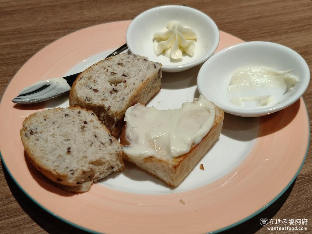 橫濱牛排台北松菸誠品店 橫濱牛排台北松菸誠品店菜單 橫濱牛排台北松菸誠品店推薦 信義區美食 烤麵包有亞麻籽麵包和切片軟法，提供無鹽奶油搭配，烤熱後抹上奶油，口感比一般蒜味吐司更有層次，容易讓人多拿幾塊。 @在地老饕阿府