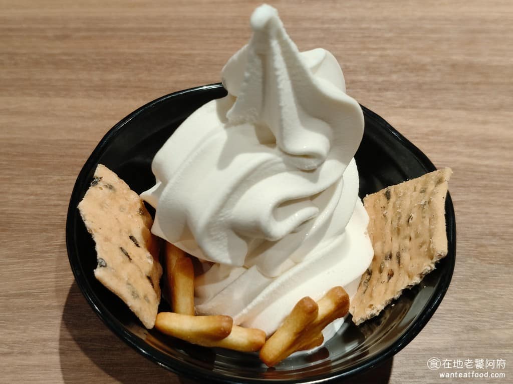 橫濱牛排台北松菸誠品店 橫濱牛排台北松菸誠品店菜單 橫濱牛排台北松菸誠品店推薦 信義區美食 霜淇淋奶味濃，味道還行，只不過有點水水的，不算特別好吃，可搭配玉米片或巧克力、芒果醬，還有飛機餅乾、芝麻餅乾，作為結尾吃得還算滿足。 @在地老饕阿府