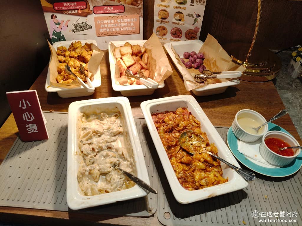 橫濱牛排台北松菸誠品店 橫濱牛排台北松菸誠品店菜單 橫濱牛排台北松菸誠品店推薦 信義區美食 炸物區 有炸雞塊、炸蘿蔔糕、炸地瓜球，還有兩種義大利貝殼麵，有奶油口味，和番茄口味的。 @在地老饕阿府