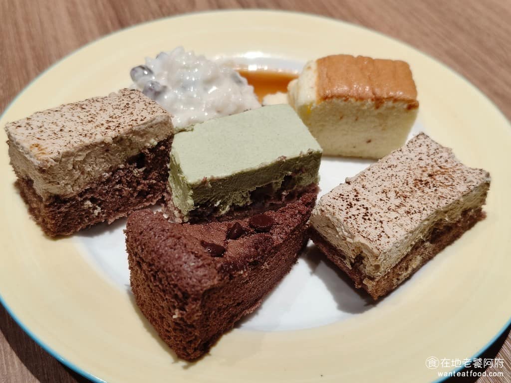 橫濱牛排台北松菸誠品店 橫濱牛排台北松菸誠品店菜單 橫濱牛排台北松菸誠品店推薦 信義區美食 甜點蛋糕比較普通，蛋糕體口感都鬆鬆的，算是自助吧裡最弱的一樣，但畢竟一人500元的價格，能吃到這些甜點，也算不錯的，還可接受。 @在地老饕阿府