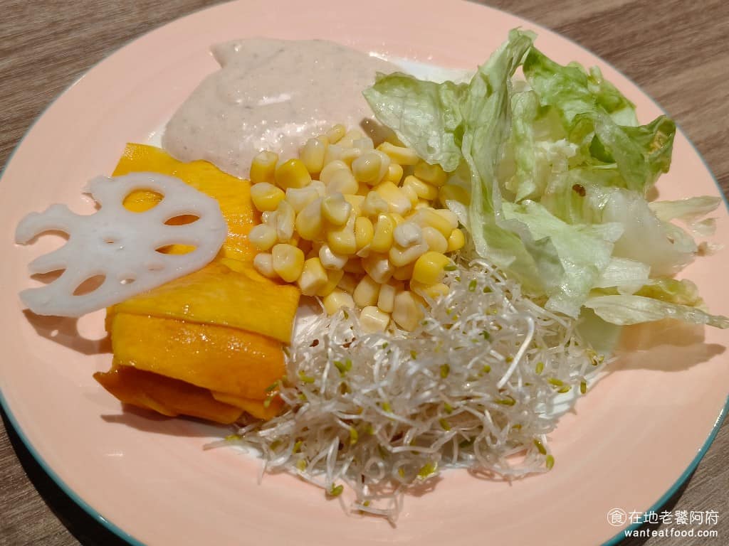 橫濱牛排台北松菸誠品店 橫濱牛排台北松菸誠品店菜單 橫濱牛排台北松菸誠品店推薦 信義區美食 生菜沙拉通常不會吃很多，但種類也是豐盛，愛吃菜的人會吃得很滿足，吃起來也都很新鮮。 @在地老饕阿府