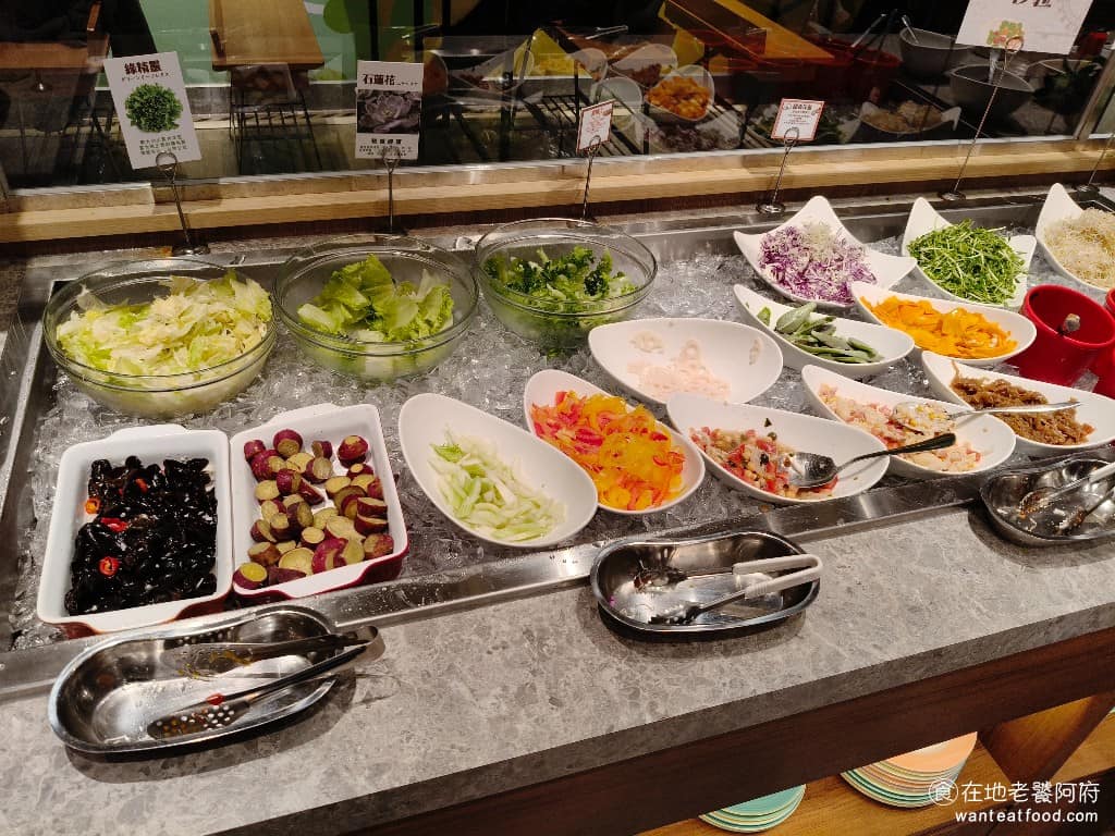 橫濱牛排台北松菸誠品店 橫濱牛排台北松菸誠品店菜單 橫濱牛排台北松菸誠品店推薦 信義區美食 生菜沙拉區 提供的種類還蠻多的，有石蓮花、綠精靈、鷹嘴豆、醋香洋蔥、蓮藕、青木瓜、苜蓿芽，醬料的種類也很多，有千島醬、凱薩醬、百香果醬、和風醬。 @在地老饕阿府