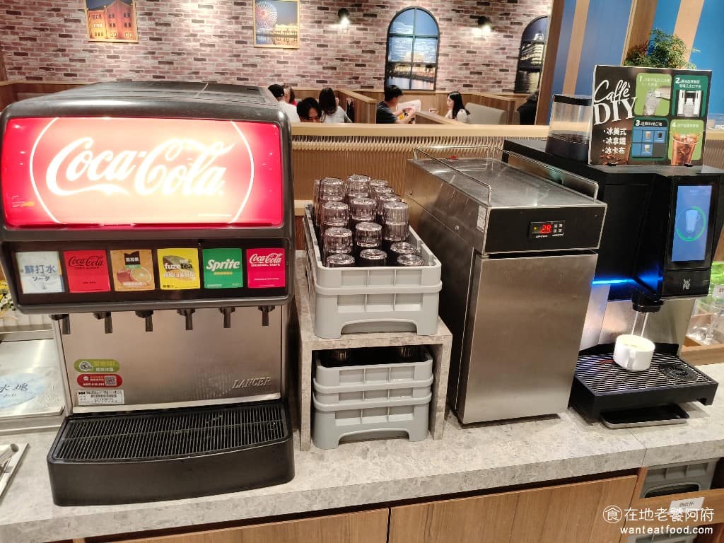 橫濱牛排台北松菸誠品店 橫濱牛排台北松菸誠品店菜單 橫濱牛排台北松菸誠品店推薦 信義區美食 喝料區 有可樂、汽水、檸檬紅茶，旁邊還有咖啡機。飲料真的很豐盛了。 @在地老饕阿府