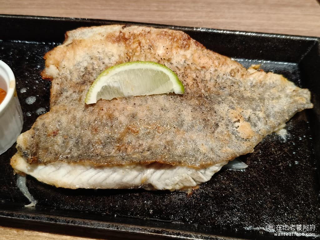 橫濱牛排台北松菸誠品店 橫濱牛排台北松菸誠品店菜單 橫濱牛排台北松菸誠品店推薦 信義區美食 相煎數魚排 這道是排餐中最難吃的，魚肉偏鬆散，口感濕軟缺乏明顯的紮實感，吃起來沒什麼層次，不太推薦除非特別偏好清淡海鮮，否則預算放在其他主餐上會更值得。 @在地老饕阿府