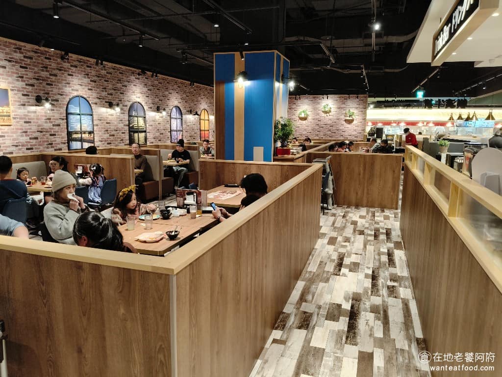 橫濱牛排台北松菸誠品店 橫濱牛排台北松菸誠品店菜單 橫濱牛排台北松菸誠品店推薦 信義區美食 《橫濱牛排 松菸誠品店》是近期全新開幕的，之前這個位置是龐德羅莎，但旁邊的樓層後來搬到微風南京去了，現在就改成這間橫濱牛排。 @在地老饕阿府