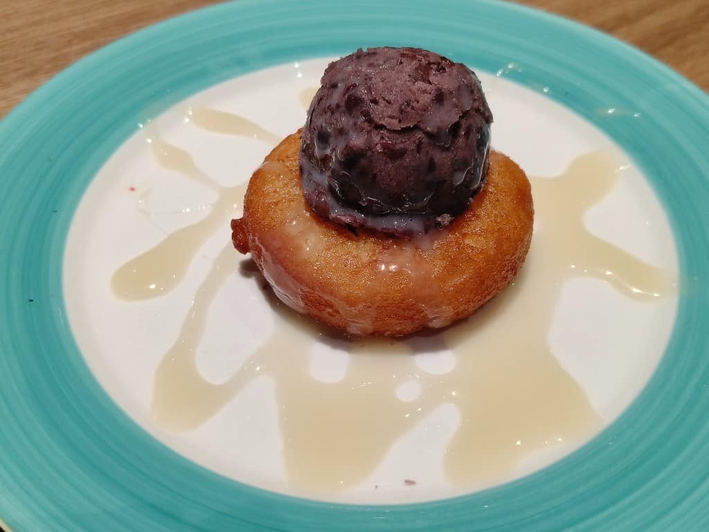 橫濱牛排台北松菸誠品店 橫濱牛排台北松菸誠品店菜單 橫濱牛排台北松菸誠品店推薦 信義區美食 麻糬燒 只要適當月壽星就會贈送一份，吃了一口發現他的炸麻糬還蠻好吃的，上面的紅豆口感飽滿，搭配煉乳，真的是絕配了。 @在地老饕阿府