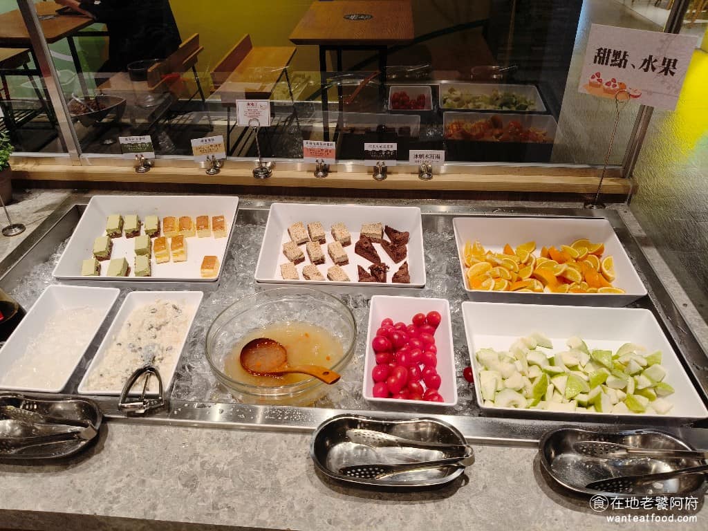 橫濱牛排台北松菸誠品店 橫濱牛排台北松菸誠品店菜單 橫濱牛排台北松菸誠品店推薦 信義區美食 甜點水果區 水果只有三種，芭樂、小番茄和柳丁，甜點有巧克力戚風蛋糕、抹茶紅豆蛋糕、蜂蜜蛋糕、焦糖伯爵慕斯蛋糕，還有冰糖木耳湯。 @在地老饕阿府