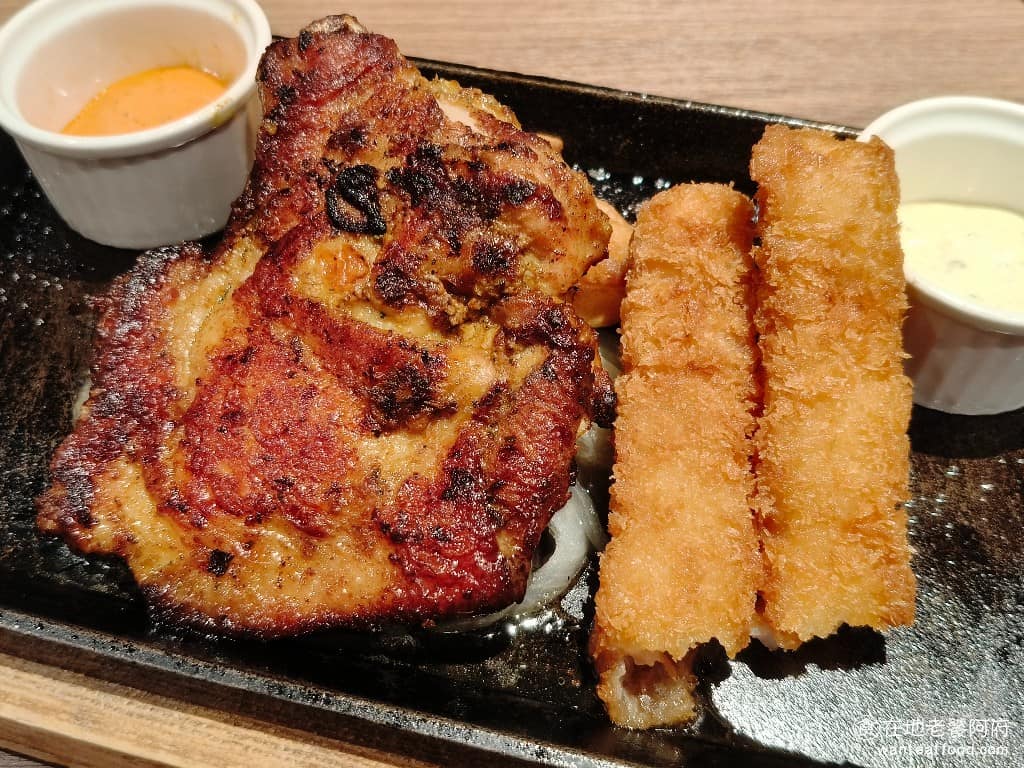 橫濱牛排台北松菸誠品店 橫濱牛排台北松菸誠品店菜單 橫濱牛排台北松菸誠品店推薦 信義區美食 坦都里雞腿排 印度風格的烤雞腿排，雞肉本身相當軟嫩，雞皮Q彈有咬感，不過搭配的印度坦都里香料風味較重，香料氣息不一定每個人都能接受。 @在地老饕阿府