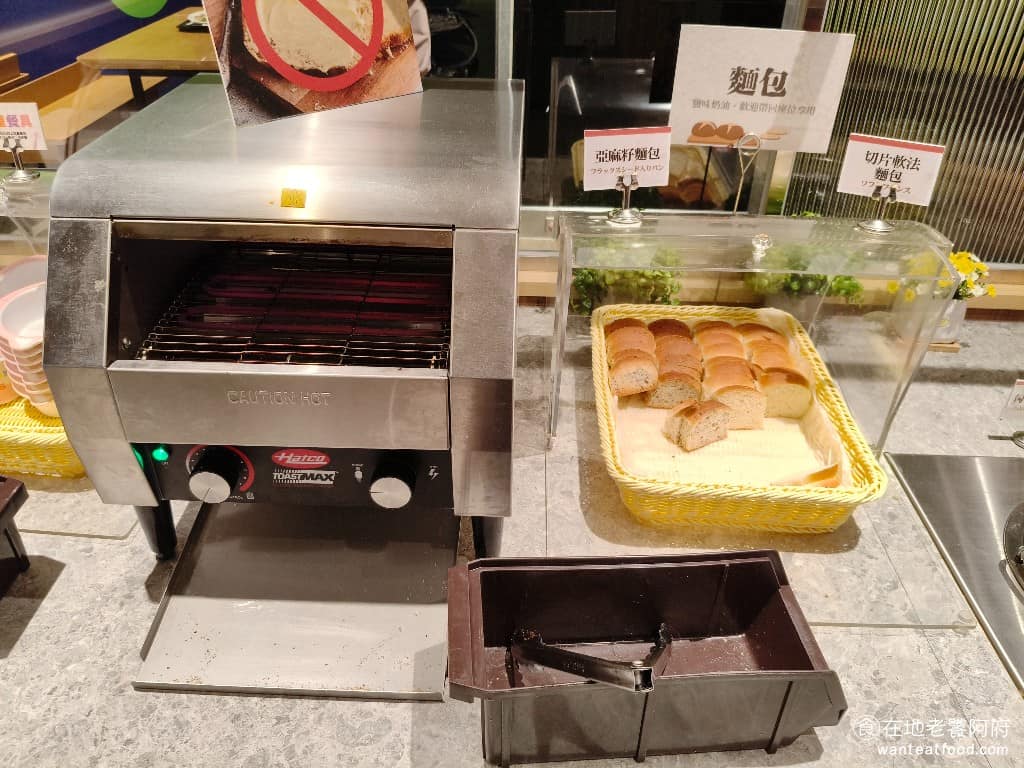 橫濱牛排台北松菸誠品店 橫濱牛排台北松菸誠品店菜單 橫濱牛排台北松菸誠品店推薦 信義區美食 烤麵包區 有提供兩種口味的麵包，亞麻籽麵包，和切片軟法麵包。 @在地老饕阿府