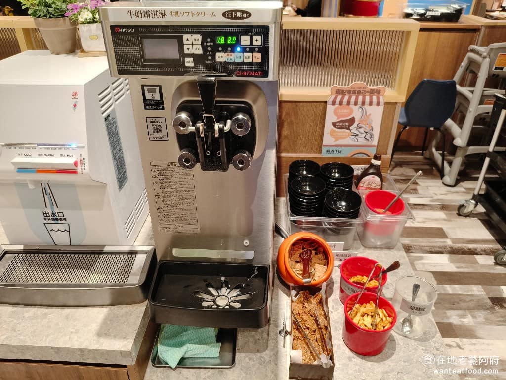 橫濱牛排台北松菸誠品店 橫濱牛排台北松菸誠品店菜單 橫濱牛排台北松菸誠品店推薦 信義區美食 牛奶霜淇淋區 霜淇淋可以搭配玉米脆片、巧克力醬、芒果醬、鳳梨醬，還有小孩愛吃的飛機餅乾。 @在地老饕阿府