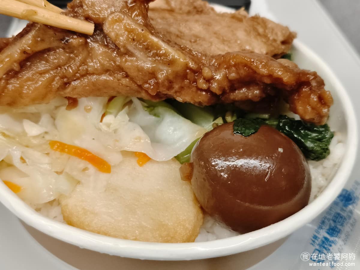 台鐵便當南港車站 台鐵便當南港車站菜單 台鐵便當南港車站推薦 南港區美食 南港美食 滷蛋雖然小小一顆,但香香QQ的,很夠味是便當裡的亮點。滷得比較久,口感偏硬。 @在地老饕阿府