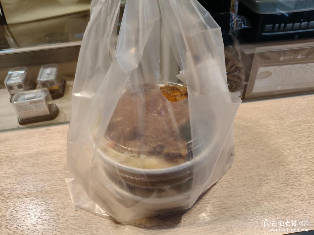 台鐵便當南港車站 台鐵便當南港車站菜單 台鐵便當南港車站推薦 南港區美食 南港美食 雖然排隊的隊伍很長,但大家買便當的速度很快,所以馬上就能排到。 @在地老饕阿府