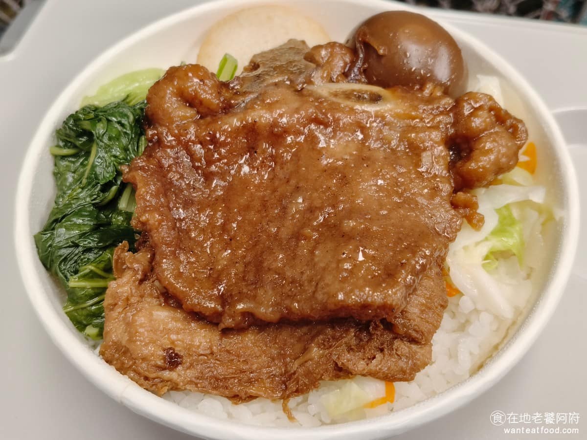 台鐵便當南港車站 台鐵便當南港車站菜單 台鐵便當南港車站推薦 南港區美食 南港美食 排骨的肉質,原本以為是軟的,但吃起來比想像中的還硬,如果能軟一點,個人覺得會更好。 @在地老饕阿府