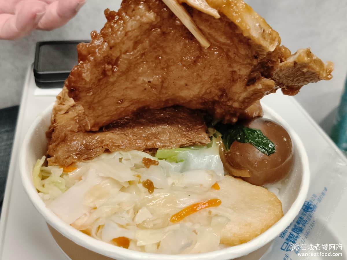 台鐵便當南港車站 台鐵便當南港車站菜單 台鐵便當南港車站推薦 南港區美食 南港美食 配菜有豆皮、滷蛋、玉蔥揚魚漿製品、高麗菜和花椰菜。 @在地老饕阿府