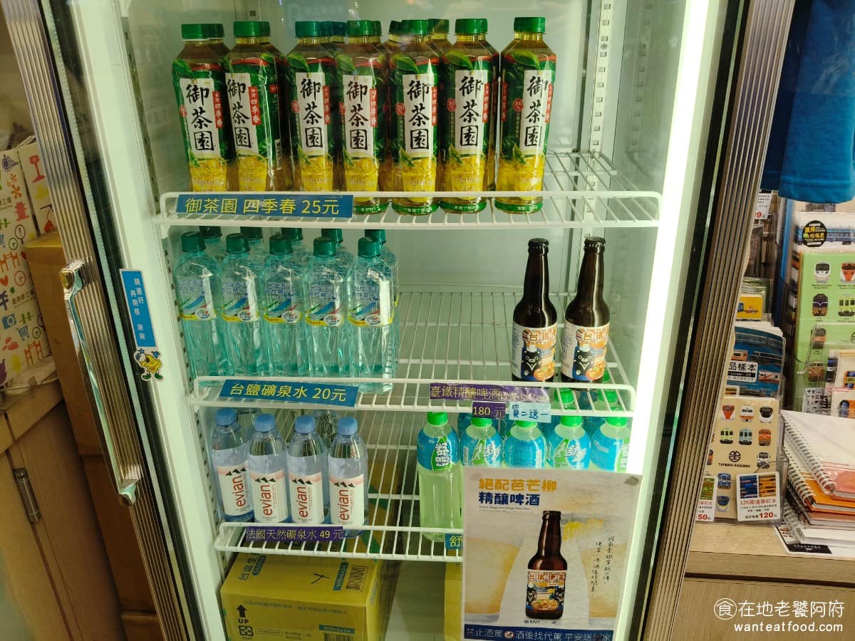 台鐵便當南港車站 台鐵便當南港車站菜單 台鐵便當南港車站推薦 南港區美食 南港美食 除了便當以外,還有販售一些基本的飲料,像是綠茶、礦泉水、舒跑,其中,最特別的是台鐵精釀啤酒。 @在地老饕阿府