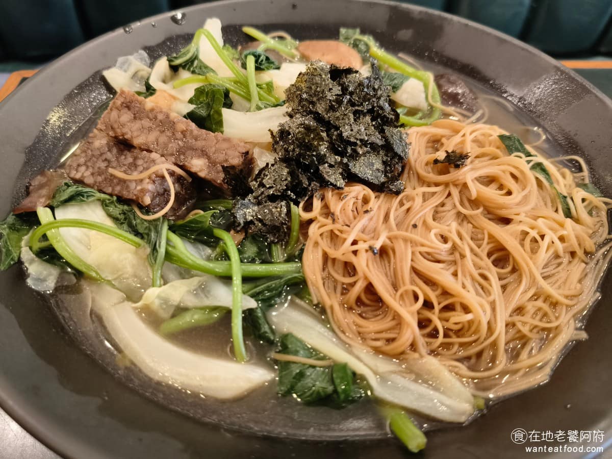 VEGE CREEK 蔬河內湖瑞光店 蔬河內湖瑞光店菜單 蔬河內湖瑞光店推薦 內湖區美食 內湖美食 點餐後店員會現煮,煮好會加海苔片,如果不喜歡吃海苔,可以請店員不要加。但個人覺得加了海苔後,湯頭會更有層次,建議加一些。 @在地老饕阿府