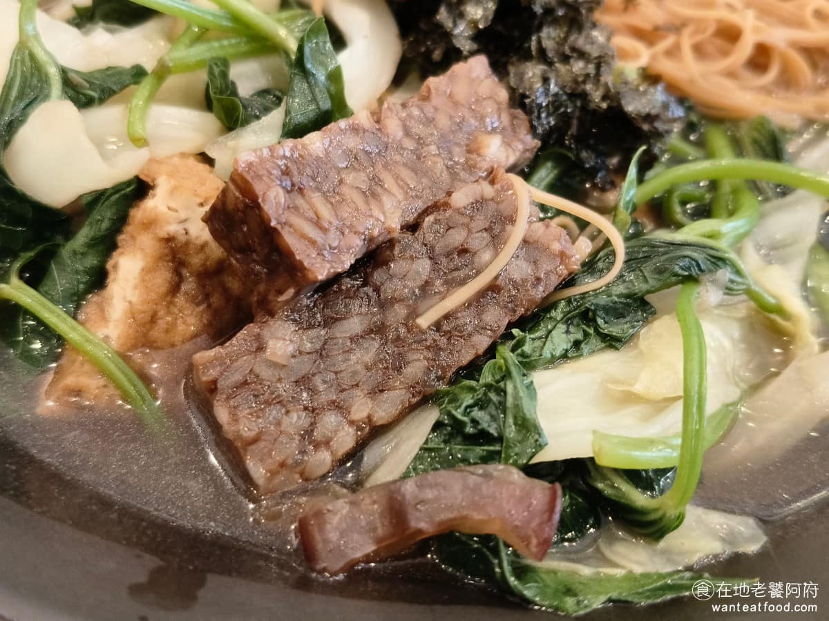VEGE CREEK 蔬河內湖瑞光店 蔬河內湖瑞光店菜單 蔬河內湖瑞光店推薦 內湖區美食 內湖美食 這是素的紫米糕,吃起來的口感基本上和豬血糕完全一樣,因為吃起來很新鮮,甚至還比一些冷凍的豬血糕更好吃。 @在地老饕阿府