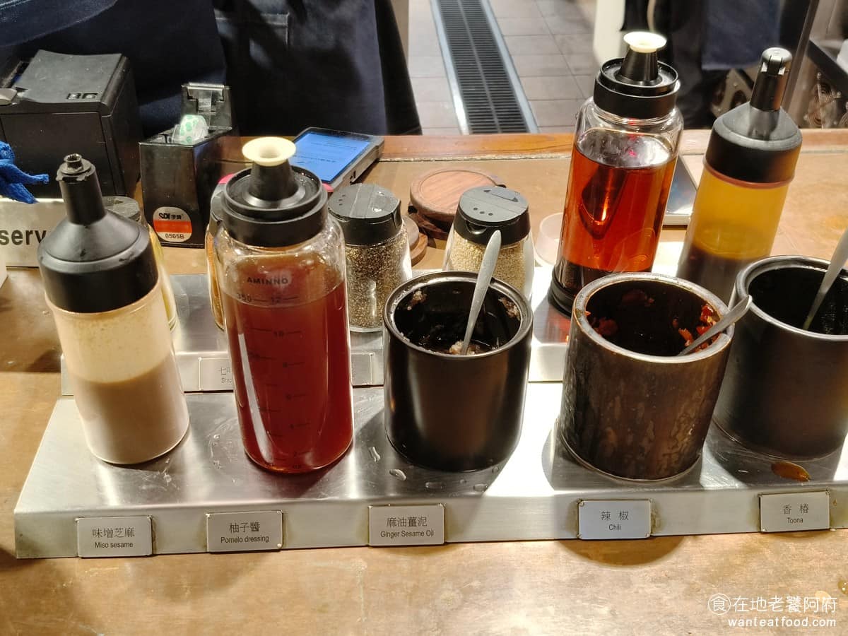 VEGE CREEK 蔬河內湖瑞光店 蔬河內湖瑞光店菜單 蔬河內湖瑞光店推薦 內湖區美食 內湖美食 醬料區有味噌、芝麻、柚子醬、麻油、薑泥、辣椒和香蘭。 @在地老饕阿府