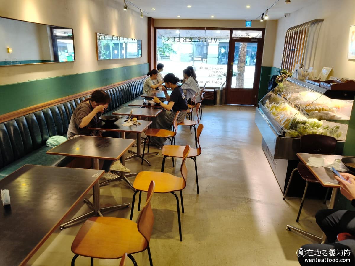 VEGE CREEK 蔬河內湖瑞光店 蔬河內湖瑞光店菜單 蔬河內湖瑞光店推薦 內湖區美食 內湖美食 整體環境走乾淨、明亮的路線,環境清潔、燈光氣氛都不錯,冷氣也開得很涼爽,而且重點是非常安靜。 @在地老饕阿府
