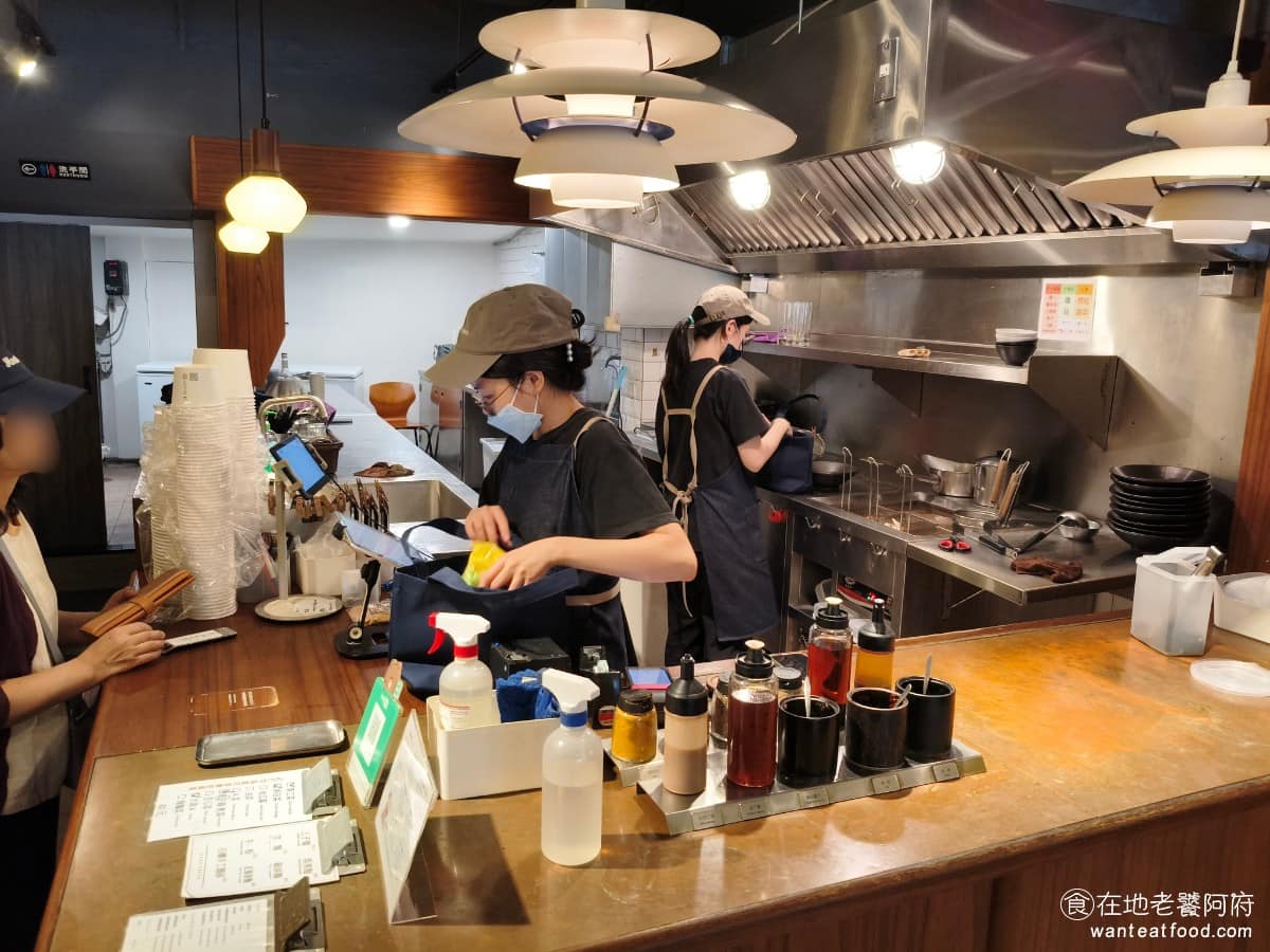 VEGE CREEK 蔬河內湖瑞光店 蔬河內湖瑞光店菜單 蔬河內湖瑞光店推薦 內湖區美食 內湖美食 《VEGE CREEK 蔬河》由許淞堡和江金益兩位創辦人在 2012 年,於延吉街開出第一間門市,一開始是以自助選菜,加上現煮的形式經營。 2014 年在敦南誠品開出第一間百貨分店,算是品牌往百貨商場、購物中心拓展的起點。 @在地老饕阿府