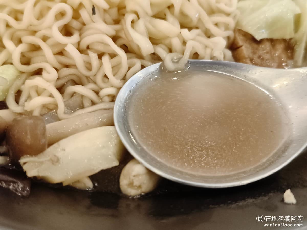 VEGE CREEK 蔬河內湖瑞光店 蔬河內湖瑞光店菜單 蔬河內湖瑞光店推薦 內湖區美食 內湖美食 湯底部分,是用當歸、枸杞、甘草、黑棗等中藥材熬煮而成,不添加人工色素跟人工香料,走的是低鈉、低鹽的方向,湯底配方是品牌從一開始就維持的做法。 @在地老饕阿府