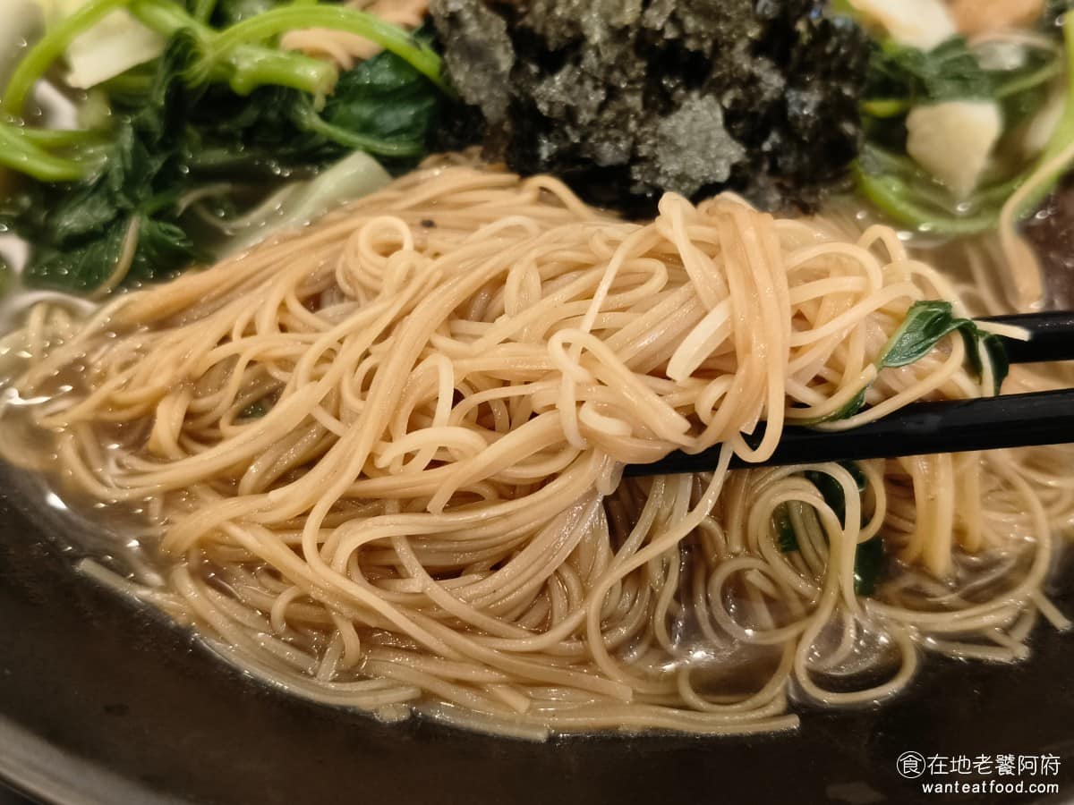 VEGE CREEK 蔬河內湖瑞光店 蔬河內湖瑞光店菜單 蔬河內湖瑞光店推薦 內湖區美食 內湖美食 雞絲麵 口感比蒸煮麵有嚼勁一些,還帶有淡淡香氣,喜歡口感的話,可以挑這款。 @在地老饕阿府