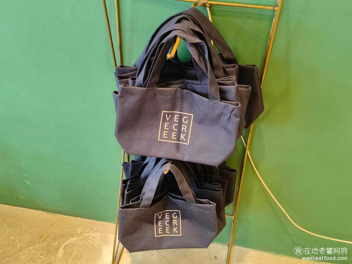 VEGE CREEK 蔬河內湖瑞光店 蔬河內湖瑞光店菜單 蔬河內湖瑞光店推薦 內湖區美食 內湖美食 很多滷味店提供的是籃子,但這裡提供的是手提袋,把喜歡的菜放到袋子裡,非常有買菜的感覺。 @在地老饕阿府