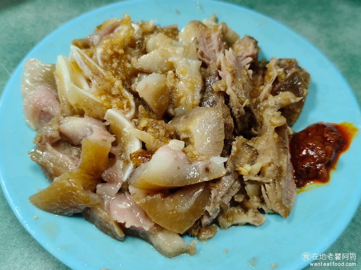 老王紅燒牛肉麵 老王紅燒牛肉麵菜單 老王紅燒牛肉麵推薦 大安區美食 大安美食 古亭美食 豬頭皮 肥瘦比例掌握得不錯,吃起來軟嫩,不油膩也沒有腥味,膠質豐富,最特別的是瘦肉的部分,口感超級軟,好吃到我們吃完了一份,又再叫一份。 @在地老饕阿府