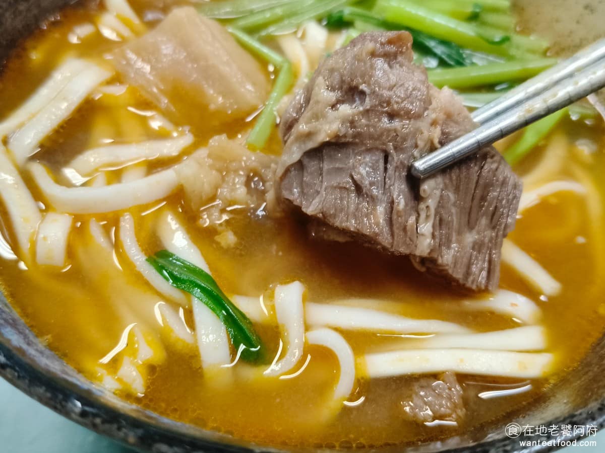 老王紅燒牛肉麵 老王紅燒牛肉麵菜單 老王紅燒牛肉麵推薦 大安區美食 大安美食 古亭美食 燉得軟不會柴,表現很不錯,牛筋則有軟嫩和帶點韌性兩種口感,粗麵條吃起來厚實、不軟爛,加一點桌上的酸菜,可以再多一層酸香的層次。 @在地老饕阿府