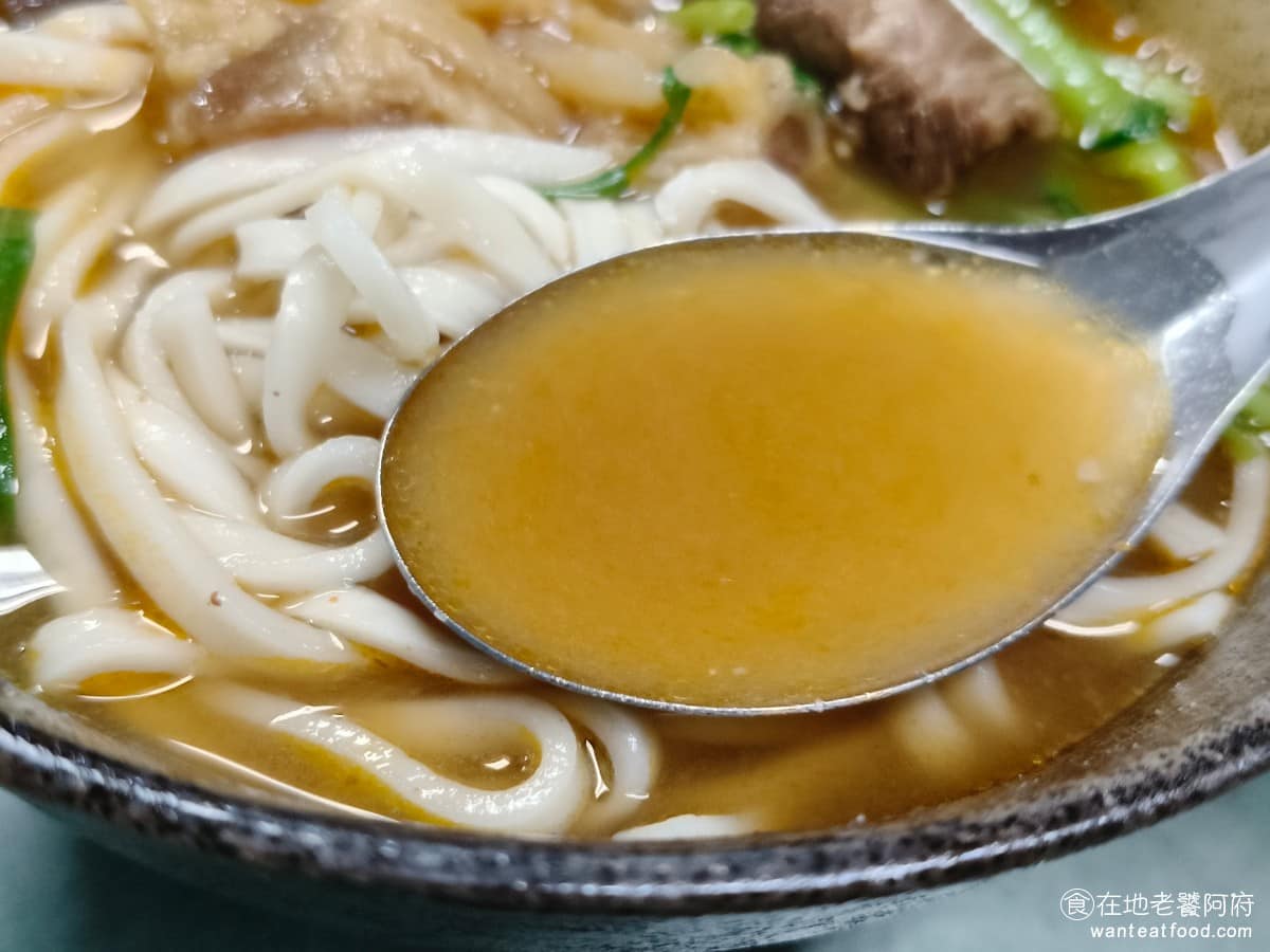 老王紅燒牛肉麵 老王紅燒牛肉麵菜單 老王紅燒牛肉麵推薦 大安區美食 大安美食 古亭美食 這裡的湯頭最大的缺點是少了一點牛肉的香氣,但整體喝起來還算不錯,有濃厚的紅燒味,也有足夠的鹹度和微微的辣度,至於喜不喜歡,就要看個人了。 @在地老饕阿府