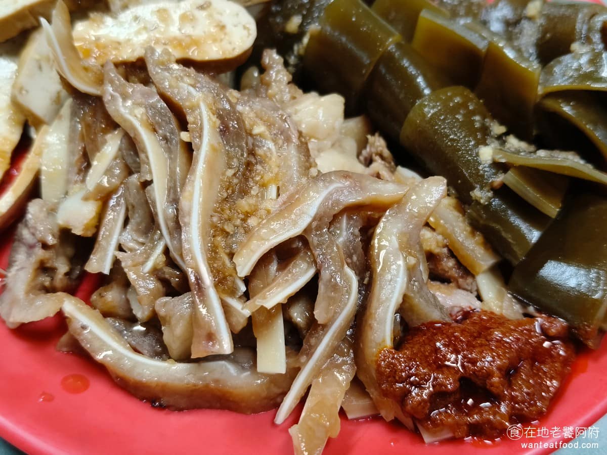 老王紅燒牛肉麵 老王紅燒牛肉麵菜單 老王紅燒牛肉麵推薦 大安區美食 大安美食 古亭美食 海帶 口感潤而不脆,鹹香適中,配著旁邊的辣椒,吃了更過癮。 @在地老饕阿府