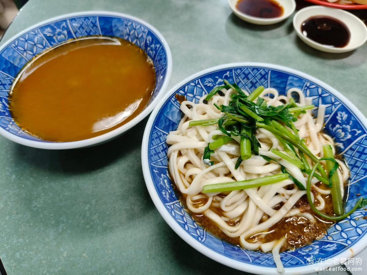 老王紅燒牛肉麵 老王紅燒牛肉麵菜單 老王紅燒牛肉麵推薦 大安區美食 大安美食 古亭美食 因為麻醬麵會附上一碗湯,可以算是同時吃得到麻醬,也能品嚐到牛肉湯頭,算是雙重享受,是店裡非常推薦的餐點。 @在地老饕阿府
