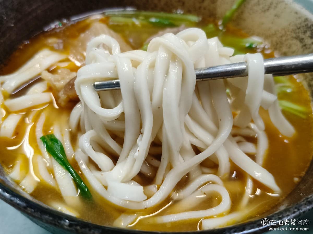 老王紅燒牛肉麵 老王紅燒牛肉麵菜單 老王紅燒牛肉麵推薦 大安區美食 大安美食 古亭美食 雖然麵條很粗,但火候控制得很好,是一咬就斷的那一種,湯頭的味道偏鹹,其實喝多了算是重口味的,喝起來比一些百元的牛肉麵味道好很多,難怪有很多人會想推薦這間。 @在地老饕阿府