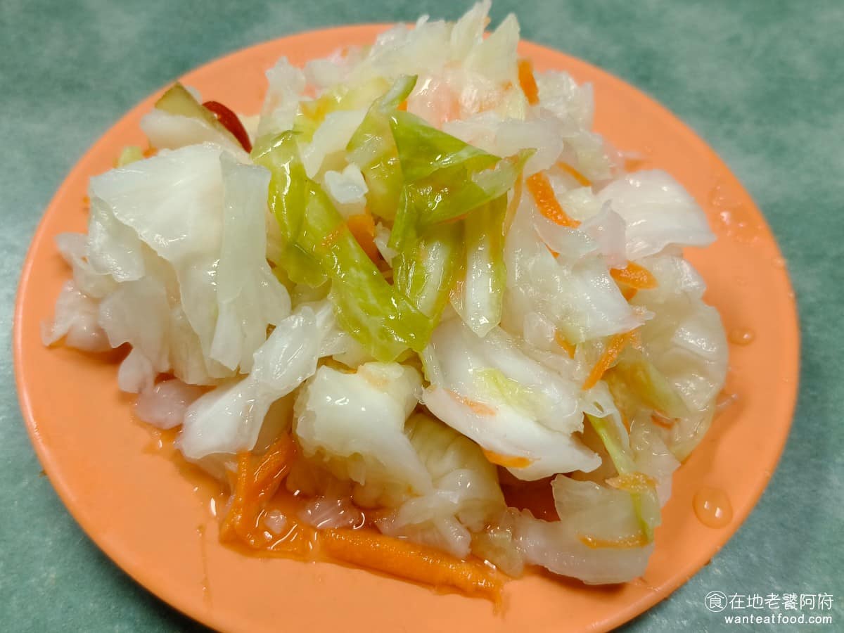 老王紅燒牛肉麵 老王紅燒牛肉麵菜單 老王紅燒牛肉麵推薦 大安區美食 大安美食 古亭美食 泡菜 泡菜的口感吃起來非常脆,而且醃製得很入味,最特別的是,味道超級酸,剛吃的時候會覺得很酸,但多吃幾口後,會酸得很上癮。 @在地老饕阿府