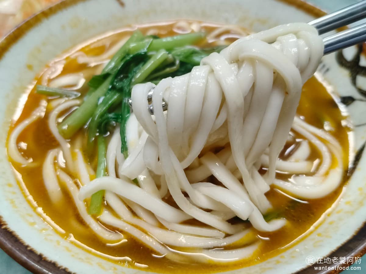 老王紅燒牛肉麵 老王紅燒牛肉麵菜單 老王紅燒牛肉麵推薦 大安區美食 大安美食 古亭美食 不喜歡吃太多牛肉的人,可以直接點牛肉湯麵,這樣可以更仔細地品嘗湯頭的味道,湯頭沒有太重的牛肉味,但有一定的鹹度,同時還有一點小辣,味道上都還不錯。 @在地老饕阿府