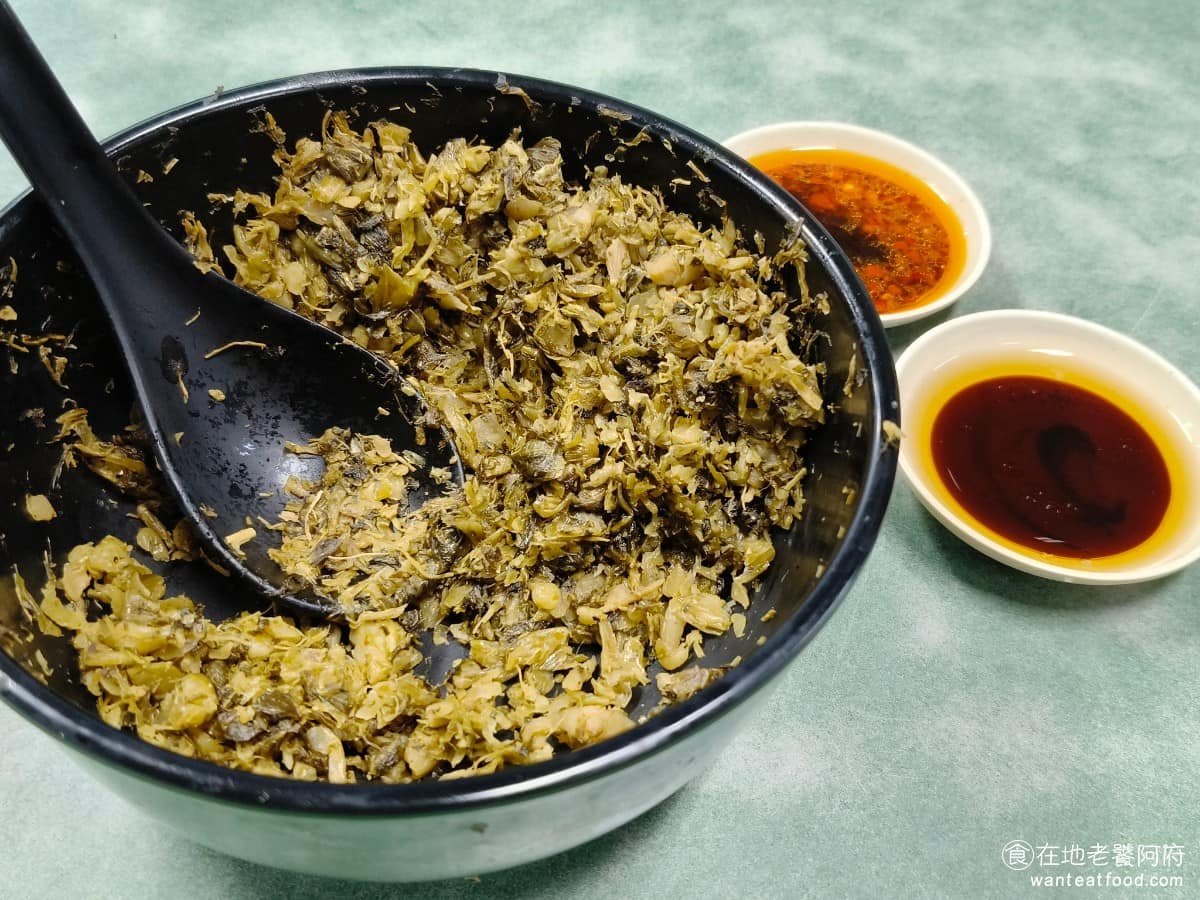 老王紅燒牛肉麵 老王紅燒牛肉麵菜單 老王紅燒牛肉麵推薦 大安區美食 大安美食 古亭美食 每一個桌上都放著一碗酸菜,可以自己加到牛肉麵裡,另外這裡的辣椒有分大辣和小辣,記得千萬別拿錯,不然大辣真的會辣到受不了。 @在地老饕阿府